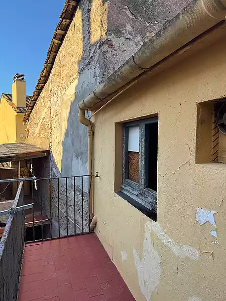 Pis duplex en venda per restaurar, situat al poble de Besalú. - 0
