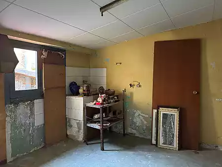 Pis duplex en venda per restaurar, situat al poble de Besalú. - 4