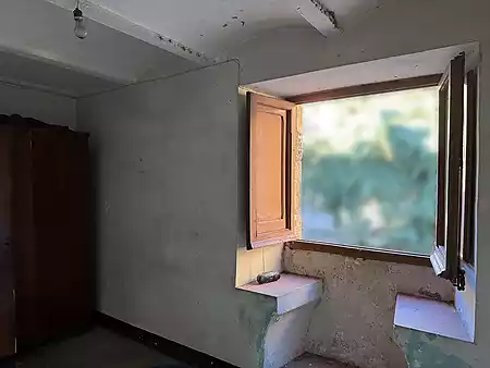 Pis duplex en venda per restaurar, situat al poble de Besalú. - 2