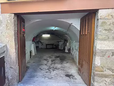 Commercial premises for rent, located in the historic centre of Besalú - 1