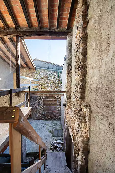 Casa de pueblo para restaurar, situada en Crespià - 16