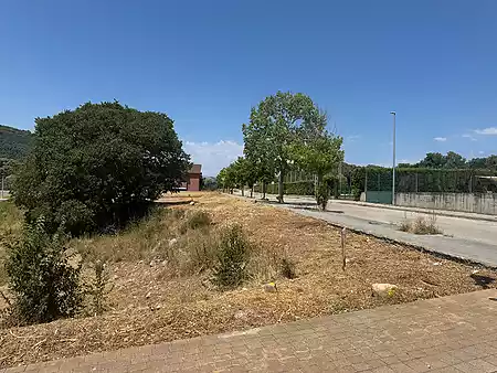 Terreny en venda edificable, situat a Besalú. - 1