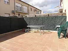 Casa adossada en venda, situada al poble de Besalú.