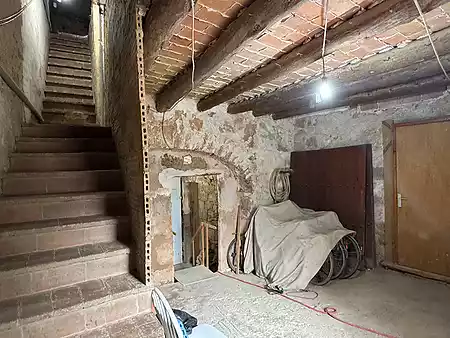 Large village house with a garden, located in the historic centre of Serinyà. - 3