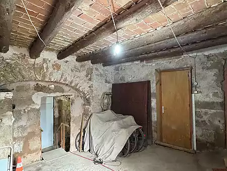 Large village house with a garden, located in the historic centre of Serinyà. - 4