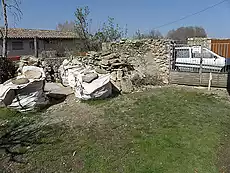 Gran casa de poble amb jardí, situada al casc antic de Serinyà.