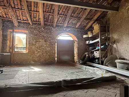Large village house with a garden, located in the historic centre of Serinyà. - 12