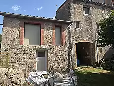 Gran casa de poble amb jardí, situada al casc antic de Serinyà.