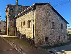Gran casa de poble amb jardí, situada al casc antic de Serinyà.