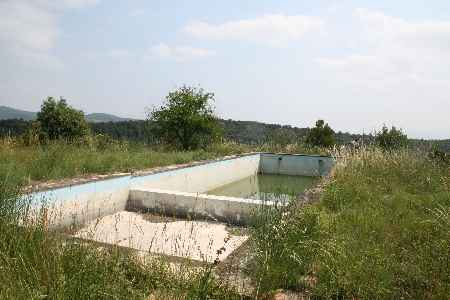 Усадьба с различными пристройками, бассейном и утопающая в зелени - 16