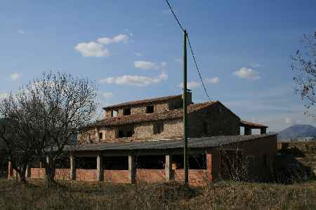 Semi-restored farmhouse with stone outbuildings in La Garrotxa. - 2