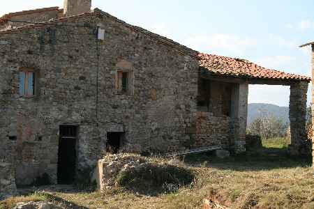 Semi-restored farmhouse with stone outbuildings in La Garrotxa. - 0