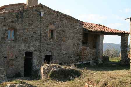 Masía semi-restaurada con annexos de piedra en la Garrotxa. - 0