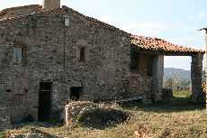 Masia semi-restaurada amb annexes de pedra a la Garrotxa.