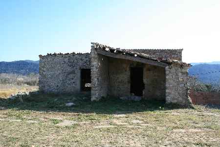 Наполовину отреставрированная усадьба с двумя каменными пристройками в районе  Garrotxa.  - 5