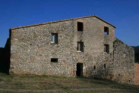 Semi-restored farmhouse with stone outbuildings in La Garrotxa. - 1
