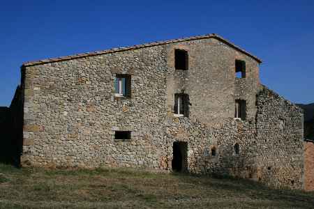 Masia semi-restaurada amb annexes de pedra a la Garrotxa. - 1