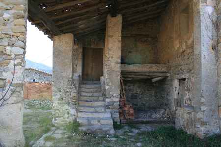 Masía semi-restaurada con annexos de piedra en la Garrotxa. - 3