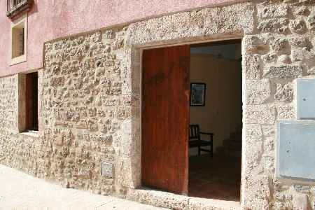 Autentica casa de poble,  situada al casc antic de Besalú. - 0