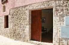 Autentica casa de poble,  situada al casc antic de Besalú.