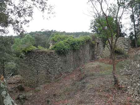 Girona, pequeña masía para restaurar - 1