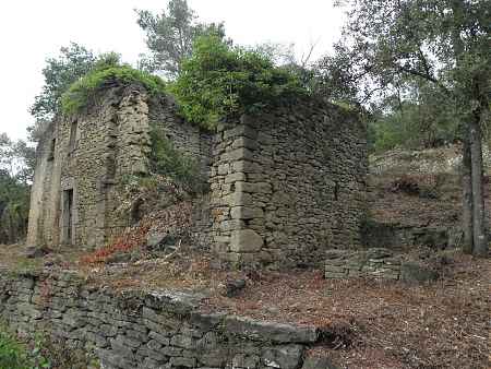 Girona, pequeña masía para restaurar - 0