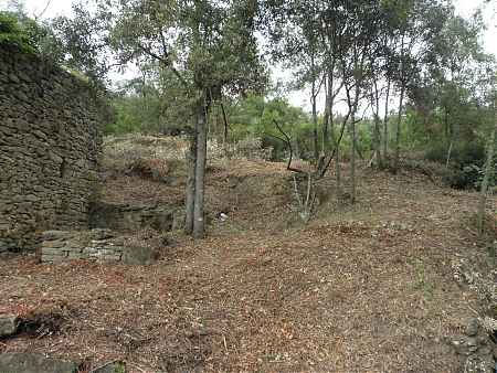 Girona, pequeña masía para restaurar - 2