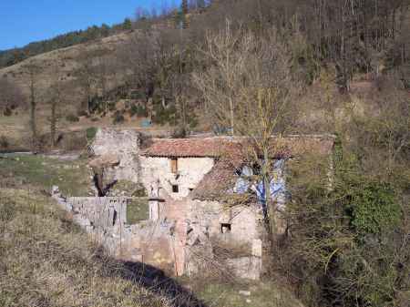 Antic molí en venda, situat al Ripollés. - 0